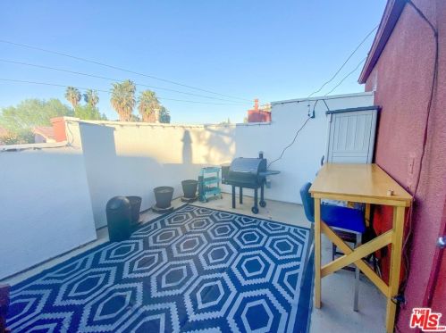 4350 Stern Ave, Van Nuys, CA 91423-3553