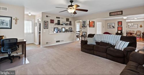 22 Meade Dr, Carlisle PA 17013-8141 exterior