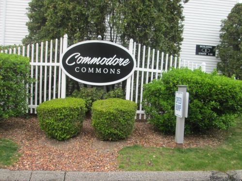 10 Commodore Cmns, Derby CT  06418-2148 exterior