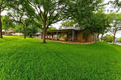 4020 Fairway Dr, Granbury TX  76049-5301 exterior