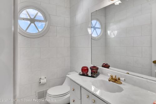 9 Fox Hill Rd, Middletown NJ exterior