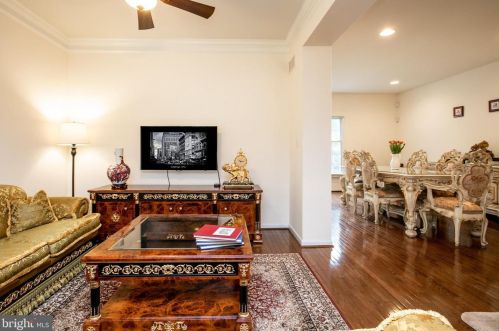 9 Nestlewood Way, Princeton NJ  08540-6132 exterior