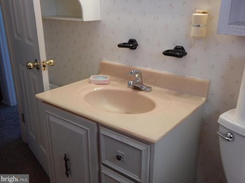 4 Stoneham Rd, Trenton NJ 08638-2745 exterior