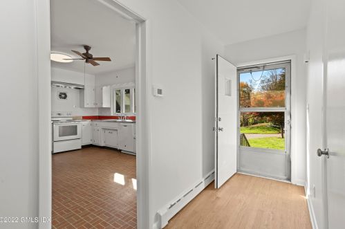 21 Hunt Ter, Greenwich CT  06831-4123 exterior