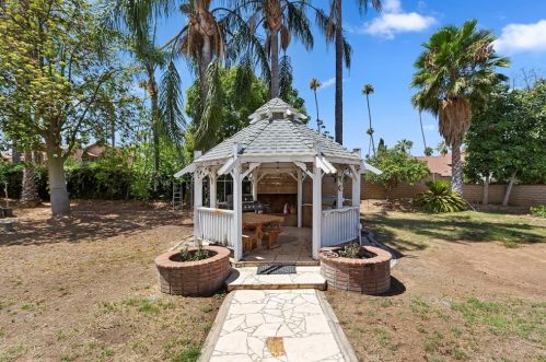 2662 Sovereign Way, Riverside CA  92506-5120 exterior