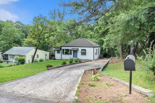 2740 Baker Ridge Dr, Atlanta GA  30318-7256 exterior