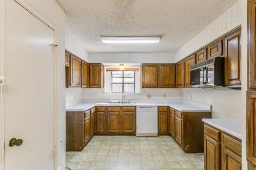 1824 Lincolnshire Way, Fort Worth TX  76134-5584 exterior