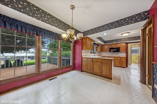 8123 Garfield Ave, Willowbrook IL  60527-5907 exterior