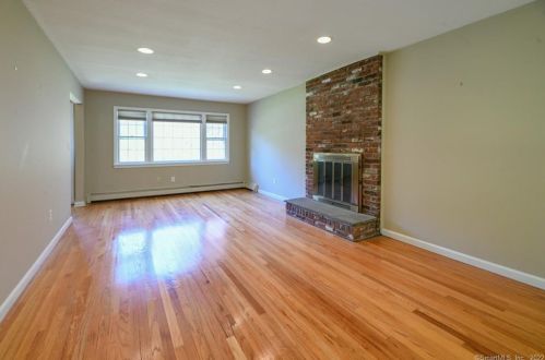 60 Williamsburg Dr, Cheshire, CT 06410-2829