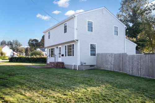 4 Halsey Ave, Middletown, RI 02842-4809