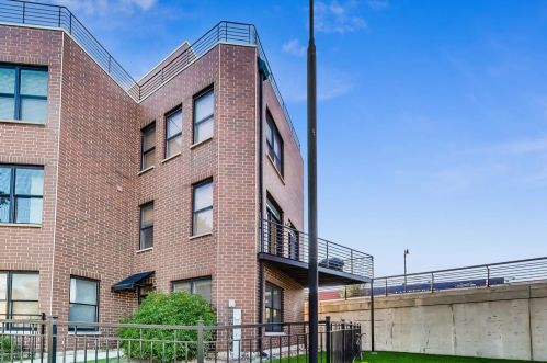 2976 River Walk Dr, Chicago, IL 60618-1169