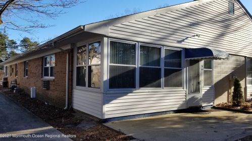 15 Valley Stream Dr, Lakehurst, NJ 08759-3041