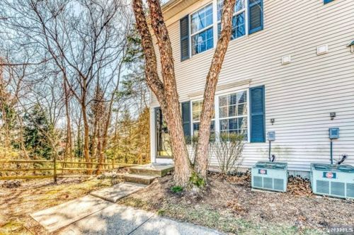 2096 Francis Ct, Mahwah, NJ 07430-3809