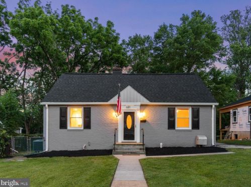 6811 Jackson Ave, Falls Church, VA 22042-1909