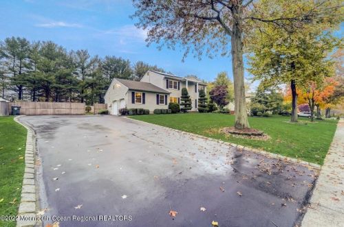 17 Chatham Ridge Dr, East Freehold, NJ 07728-4334