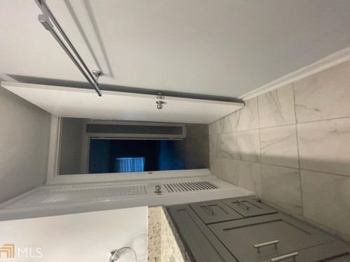 71 Montre Sq, Atlanta GA  30327-4044 exterior