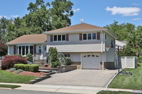 365 Shea Dr, N Milford, NJ 07646-1032