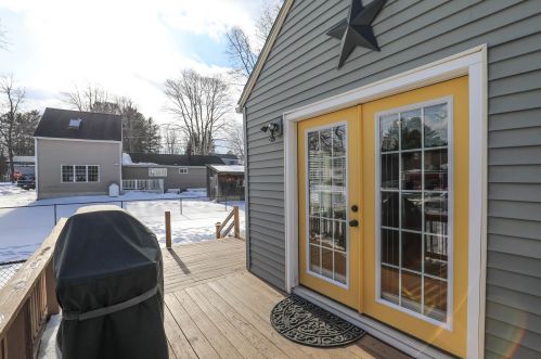 8 Mckenna St, Dover, NH 03820-4519