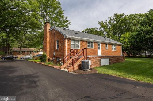 7209 Lamar Dr, Springfield VA  22150-3129 exterior