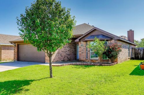 10449 Fossil Hill Dr, Fort Worth TX  76131-3948 exterior