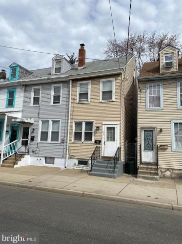 235 Essex St, Gloucester, NJ 08030-1010