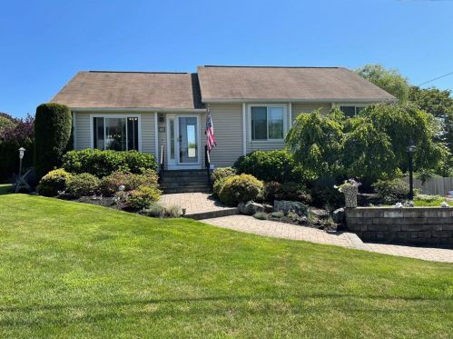 48 Palm Beach Ave, South Kingstown, RI 02882-4439