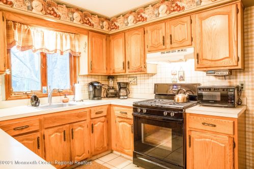 14 Cornell Ct, Tinton Falls NJ 07724-9720 exterior