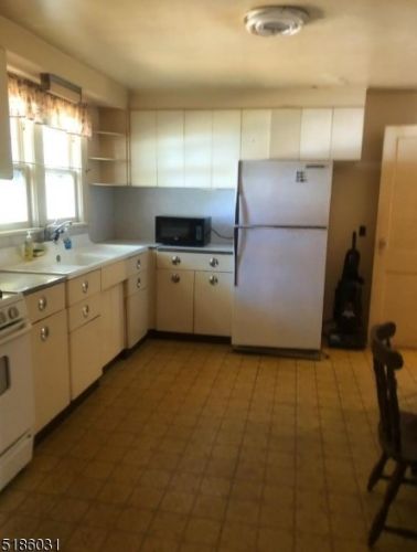 2 Cedar St, Bloomingdale, NJ 07403-1143