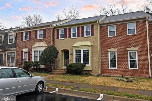 9709 Lakepointe Dr, Springfield VA  22015-1880 exterior