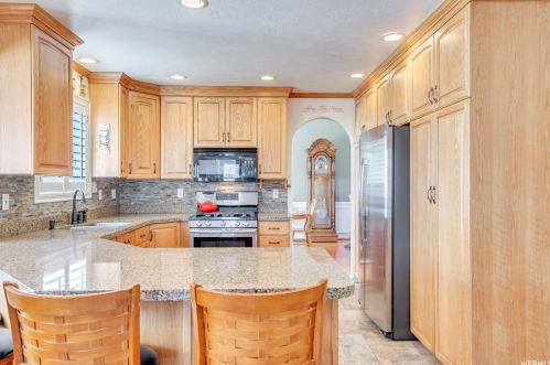 940 Johnsonway Dr, Sandy UT 84094-6346 exterior