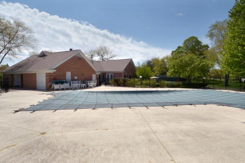 628 Thistle Ln, Wheeling IL  60070-2568 exterior