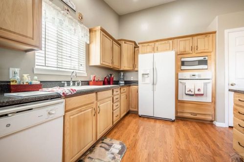 1877 Clifftop Ln, Pueblo CO 81007-3931 exterior