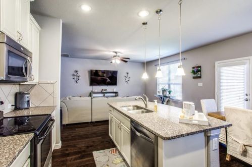 10437 Turning Leaf Trl, Fort Worth TX  76131-3981 exterior