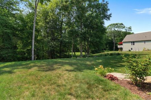 29 Whiting Farms Ln, Niantic CT  06357-1800 exterior