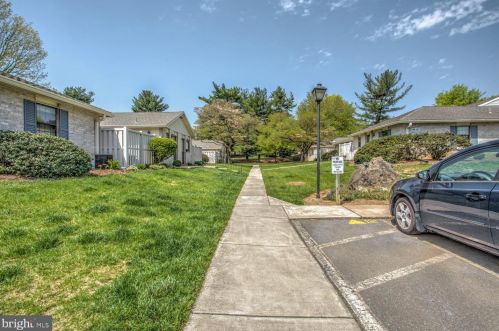 189 Valleybrook Dr, Lancaster PA  17601-4620 exterior