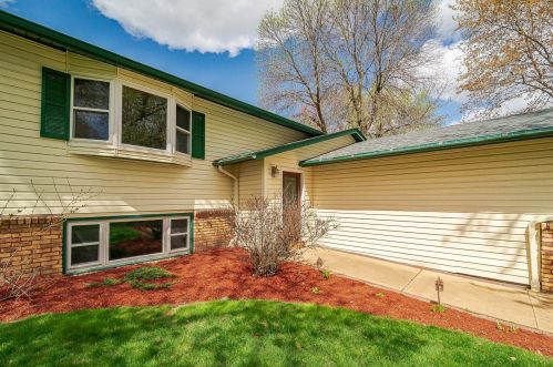 406 Schilling Cir, Columbus, MN 55025