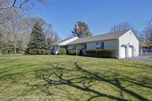 9 Honey Ln, Tinton Falls, NJ 07712-3120