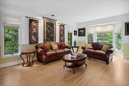 8951 Royal Dr, Willowbrook IL  60527-8332 exterior