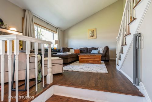 9285 Woodland Dr, Niles, IL 60714-1352