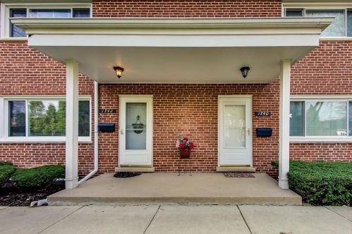 1742 Linneman St, Glenview, IL 60025-4306