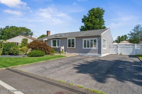 16 Richard St, Hazlet, NJ 07730-2010