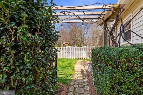 7128 Red Horse Tavern Ln, Springfield VA  22153-1404 exterior