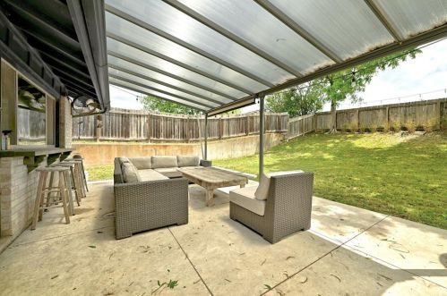 6433 Bridgewater Dr, Austin TX  78723-3927 exterior