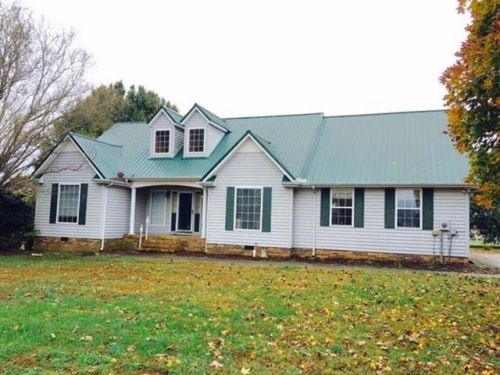 225 Concord Rd, Tullahoma, TN 37388-6765