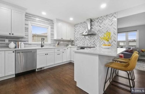 2 6th St, Wood-Ridge NJ  07075-2118 exterior