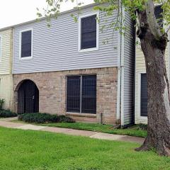 9052 Wilcrest Dr, Houston TX  77099-1848 exterior