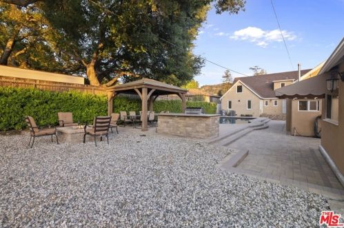 2417 Glenoaks Blvd, Glendale CA  91206-3027 exterior