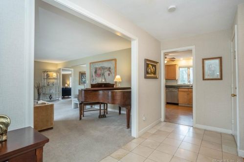 43 Kirkwood Rd, Hartford, CT 06117-2832