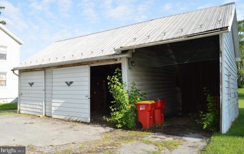 2161 Newville Rd, Carlisle PA  17015-7747 exterior