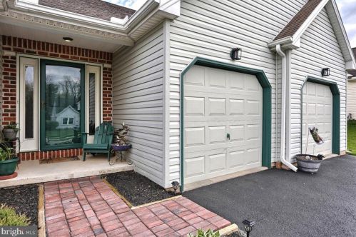 101 Cranbrook Dr, York, PA 17315-1232